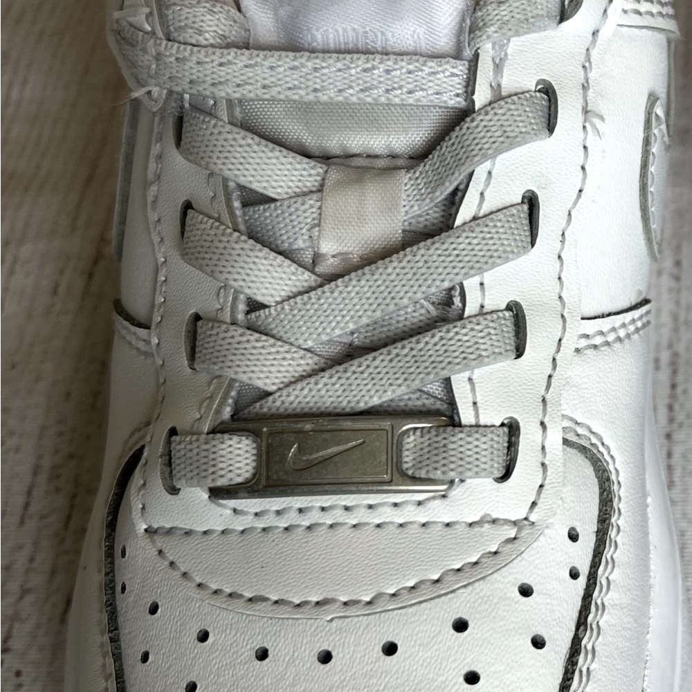 Nike Air Force 1 Low Kids Boys White Sneakers 10C - Picture 7 of 8